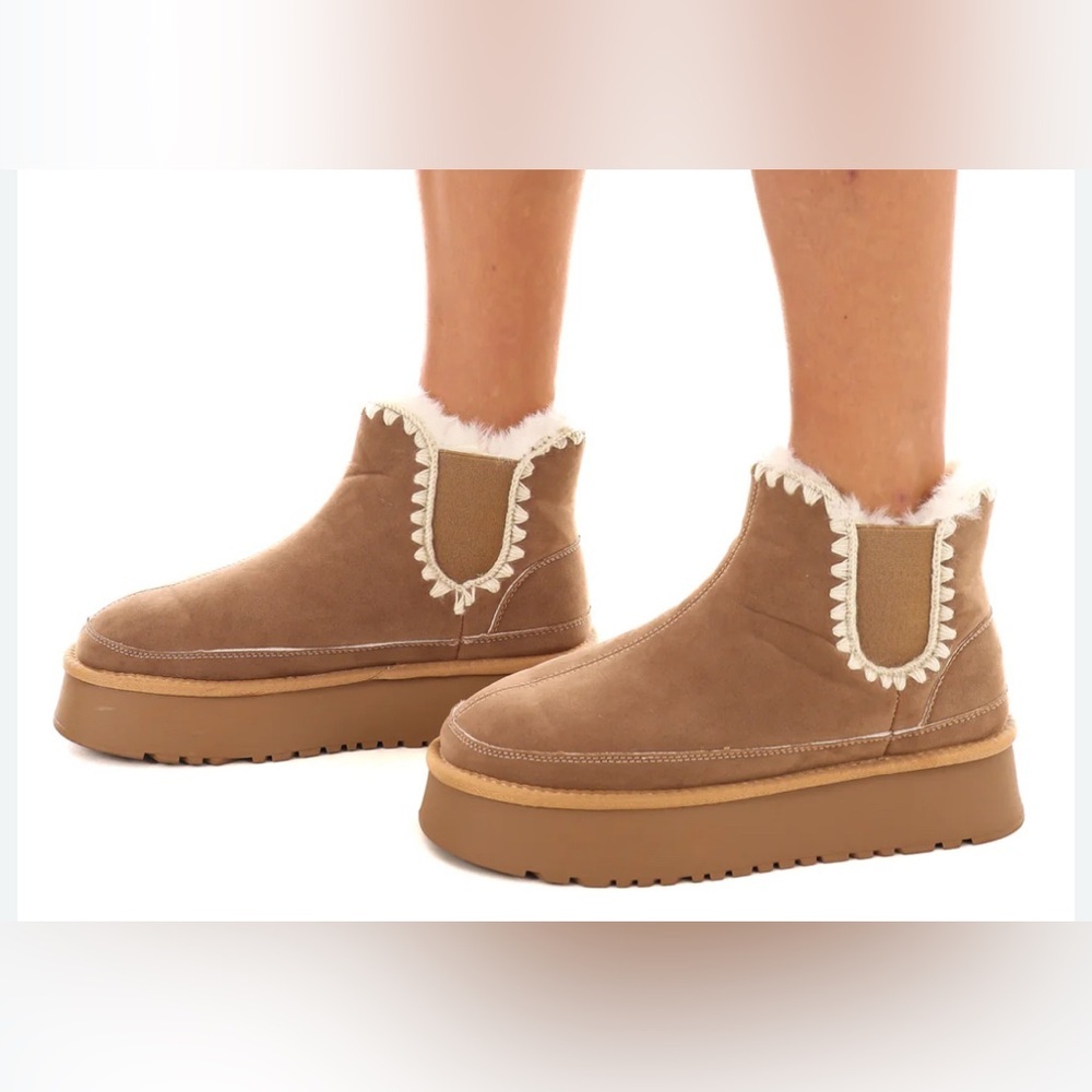 CCOCCI Fur-lined Platform Boot With Crochet Stitching - Picture 3 of 6